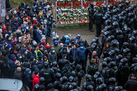 Mielenosoittajat ja mellakkapoliisi kohtasivat sunnuntaina Raman Bandarenkan surmapaikalla Minskissä.