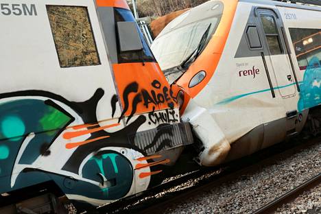 Kaksi junaa törmäsi Kataloniassa.