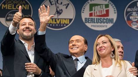 Italian oikeiston johtajia vaalikampanjan aikana: Matteo Salvini (Lega), Silvio Berlusconi (Forza Italia) ja Giorgia Meloni (Fratelli d’Italia).