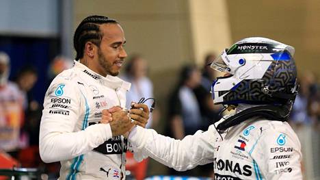 Bottas ja Hamilton tiesivät saaneensa onnenpotkun – ”Kun ohitin Charlesin, heilautin kättä”