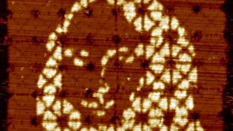 Maailman pienimmän Mona Lisan hymy on vain sata metrin miljardisosaa leveä – nanotutkijat kehittivät ohjelmiston, jolla voi koota nanorakenteita dna:n avulla aiempaa helpommin ja halvemmin