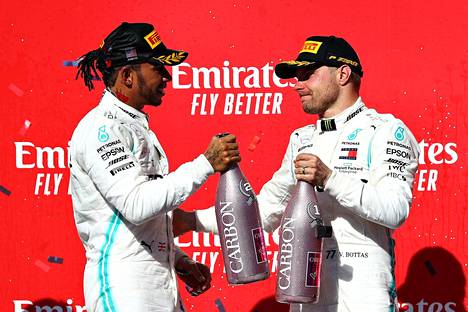 Lewis Hamilton ja Valtteri Bottas juhlivat sunnuntaina.