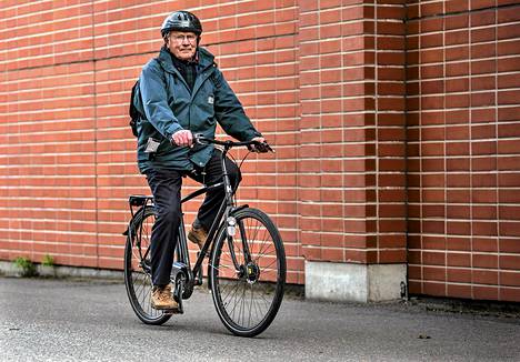 Oulun kiitellyn pyörätieverkoston suunnitellut Mauri Myllylä sai lauantaina Vuoden pyöräilijä 2015 -arvonimen.