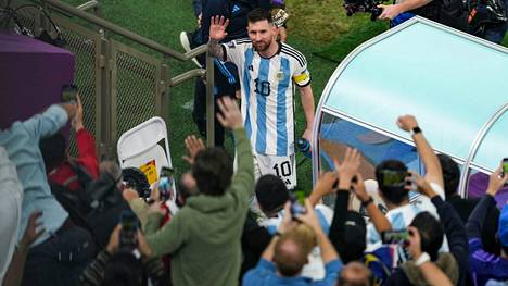 Lionel Messi vilkutti Lusailin stadionin yleisölle poistuessaan pukukoppiin voittoisan MM-välierän jälkeen. Argentiinan supertähti pelaa sunnuntaina samalla stadionilla uransa viimeisen MM-kisaottelun.