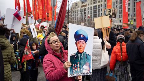”Kuolemattomien rykmentin” marssi Moskovassa voitonpäivänä toukokuussa 2022. 