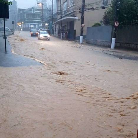 Tulviva katu Petrópolisissa lähellä Rio de Janeiroa tiistaina.
