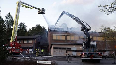 Espoonlahdessa sijaitseva Laurinlahden tyhjillään oleva koulurakennus paloi perjantaina.