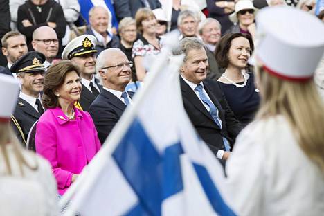 Pinkkiin pukeutunut kuningatar Silvia, kuningas Kaarle XVI Kustaa, presidentti Sauli Niinistö ja rouva Jenni Haukio seurasivat avajaisjuhlallisuuksia eturivissä.