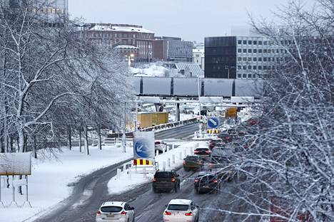 Liikennettä Sörnäisten rantatiellä tammikuussa 2023.