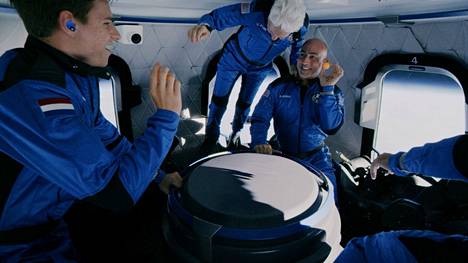Avaruus | Miljardööri Jeff Bezos huomioi Amazonin työntekijät ja asiakkaat miljardeja maksaneen avaruuslennon jälkeen: ”Te maksoitte tämän”