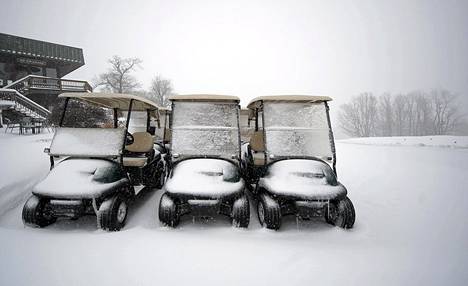 Golfautot jäivät lumen alle Seven Springsin golfkentällä Pennsylvaniassa.