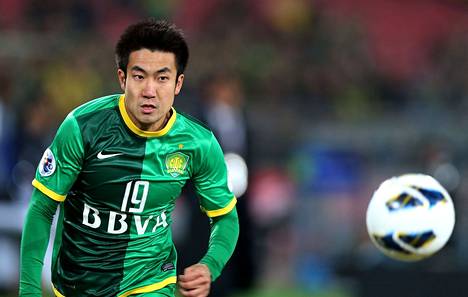 Kiinan paidassa kolme maaottelua pelannut Wang Xiaolong arvioi, että maan nousu jalkapallon MM-kisajoukkueeksi vaatii Harry Potter -tason taikuutta. Kuva maaliskuulta 2013, jolloin Wang edusti Beijing Guoan -nimistä seuraa.