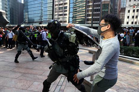 Poliisi ja mielenosoittaja kamppailivat keskiviikon protestin aikana Hongkongissa.