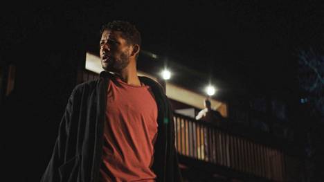 Spiral – Kauhun kierteessä Malik (Jeffrey Bowyer-Chapman) alkaa epäillä uudessa naapurustossaan tapahtuvan jotain hämäräperäistä.