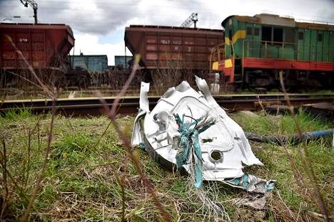 Venäläisen ohjuksen jäänne rautatiehen kohdistuneen hyökkäyksen jäljiltä Lvivin alueella Ukrainassa maanantaina.