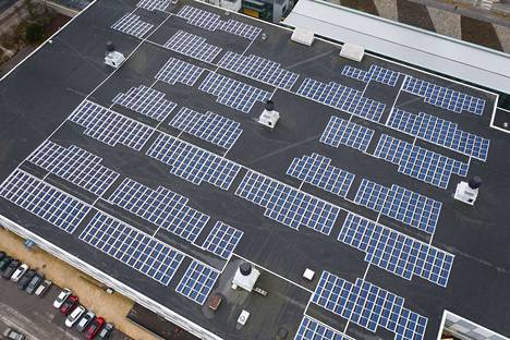 Tähän asti aurinkopaneeleita on asennettu yleensä kiinteistöihin, joissa sähkö saadaan käytettyä itse. Aurinkopaneeleita Myllypuron liikuntahallin katolla Helsingissä. 