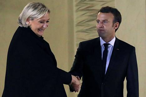 Marine Le Pen kätteli Ranskan nykyistä presidenttiä Emmanuel Macronia presidentin virka-asunnossa Pariisissa marraskuussa 2017. 
