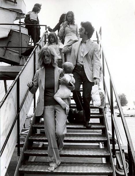 Perjantaiaamun Ruotsin-Iaivalla saapuivat Suomeen Paul McCartney, hänen Wings-yhtyeensä ja perheensä. Nuorin lapsista, Stella on äiti Lindan sylissä.