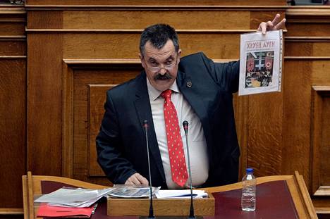 Christos Pappas esitteli puolueensa sanomalehteä Kreikan parlamentissa kesäkuussa 2014. Kreikan poliisi otti hänet kiinni lähes vuoden pakomatkan jälkeen.