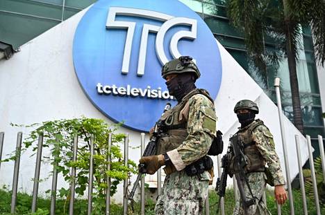 Hombres armados atacan una estación de televisión en Guayaquil, Ecuador.  Soldados ecuatorianos en la foto.