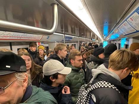 Metrot olivat maanantaiaamuna erittäin ruuhkaisia peruttujen vuorojen takia.