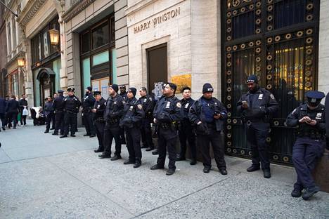 Poliiseja vartiossa Trump Tower -rakennuksen luona New Yorkissa keskiviikkona.