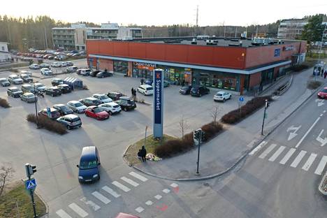 Onnettomuus tapahtui Espoon Lähderannassa K-supermarketin risteyksessä.