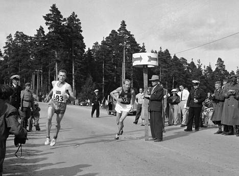 Lentoaseman takamaastossa napattiin ikoninen kuva 1952: Olympialegendat  juoksivat siellä tolpan ympäri, koska kisajärjestäjät halusivat päästä  helpolla - Tuusula 