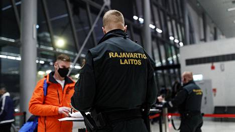 Rajaliikenne | Rajaliikenne vilkastui Helsingin satamassa viime viikolla, lähes 60 matkustajaa käännytettiin