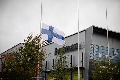 Suomen lippu oli keskiviikkona puolitangossa Kuopiossa Hermannin kauppakeskuksen edessä edellisenä päivänä tapahtuneen kouluhyökkäyksen uhrien muistoksi.