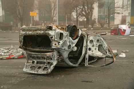 Palanut auto lojui aukiolla Almatyn keskustassa torstaina.