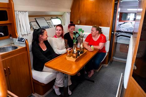 Sonja Kaulén, Emilia Saarinen, Jenni Verho and Hanna Mäkynen celebrated Saarinen's birthday and summer at the Oil Emperor.  The special name of the ship was invented by the circle of friends of Saarinen and her husband.  
