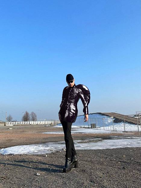 Muotisuunnittelija Mert Otsamolla on tässä kännykkäkuvassa yllään virtuaalinen takkinsa, joka on myynnissä Metaverse Fashion Weekillä.