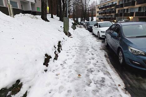 Kapeilla kaduilla jalkakäytäviltä ei päästä korjaamaan lumia pois, jos vieressä on pysäköityjä autoja.