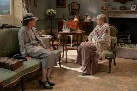 Penelope Wilton (vas.) näyttelee Isobel Mertonia ja Maggie Smith Violet Granthamia tv-sarjaan Downton Abbey perustuvassa elokuvassa.