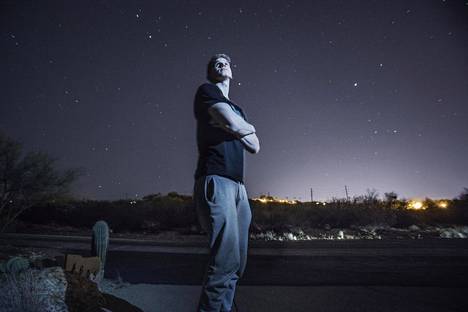 Lauri Markkanen on tähden alku koripallossa. Hän opiskeli yliopistossa tähtitieteen alkeita. Tucsonin kaupungissa Arizonassa laki säätelee valosaasteen määrää ja pyrkii vähentämään sitä, jotta tähtitieteen opiskelu olisi mahdollista. Markkanen vieraili kaupungin lähettyvillä aavikon reunalla tähtitaivaan alla.