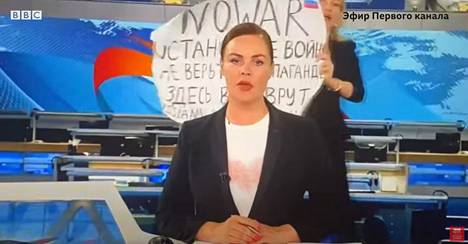 Kuvakaappaus BBC:n venäjänkielisen palvelun Youtube-kanavalta. Kuvassa ja videolla näkyy, kuinka mielenosoittaja juoksee uutislähetyksen aikana vastustaen Ukrainan sotaa.