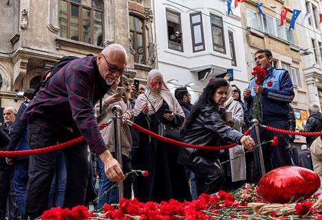 Ihmiset laskivat maanantaina kukkia Istanbulin sunnuntaisen pommi-iskun tapahtumapaikalle.