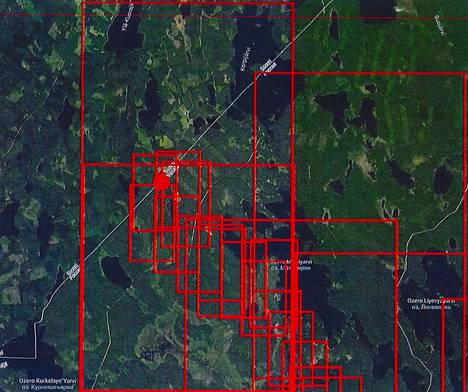 Kartalla näkyvät punaiset suorakulmiot osoittavat niitä alueita, joista mies oli ottanut puhelimellaan talteen ruutukaappauksia Googlen satelliittikartasta. Kuvassa näkyvan punaisen pisteen kohdalla mies ylitti Suomen rajan. Kuva on peräisin Kaakkois-Suomen rajavartioston esitutkinta-aineistosta.