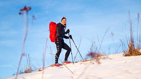HS Helsinki | Anni Penttilä aikoo valloittaa pian Mount Everestin – Sen vuoksi hän nousee Malminkartanon täyttömäelle 20 kilon rinkka selässään jopa yli sata kertaa päivässä 