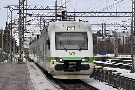 Veturinkuljettajien lakko uhkaa seisauttaa huomenna koko Suomen junaliikenteen.