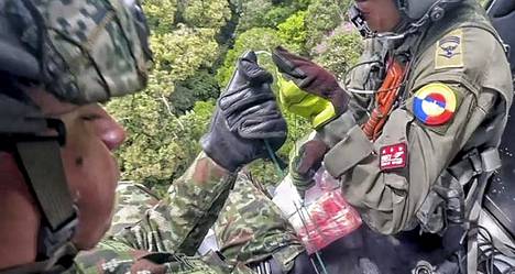 Sotilaat laskivat selviytymispakkauksia helikopterista Solanon kunnassa Caquetán alueella Kolumbiassa lauantaina.