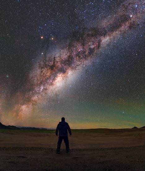 Linnunradan keskus erottuu Euroopan eteläisen observatorion julkaisemassa kuvassa. Kuva on otettu Atacaman autiomaassa Chilessä.