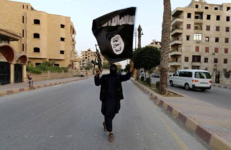 Isis-taistelija heilutti Isisin lippua Raqqassa Syyriassa 2014, jolloin kaupunki oli terroristijärjestön hallussa.