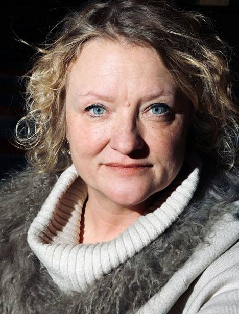 Anna Takanen on ohjaaja, kirjailija, näyttelijä ja teatterinjohtaja.
