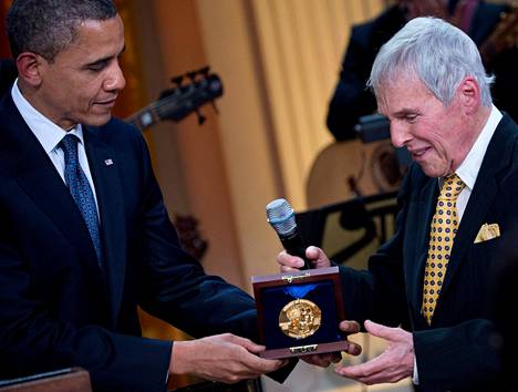Presidentti Barack Obama palkitsi Burt Bacharachin Library of Congress Gershwin -palkinnolla vuonna 2012.