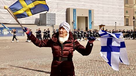 Reija Reini saapui kuninkaanlinnan liepeille tervehtimään presidenttiparia Ruotsin ja Suomen lippuja kantaen. 