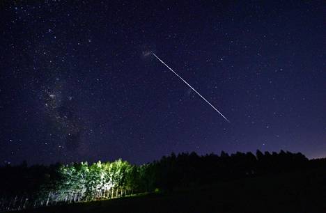 Joukko SpaceX-yhtiön Starlink-satelliitteja kulki läpi taivaan Uruguayssa helmikuussa 2021. Kuva on otettu pitkällä valotusajalla. 