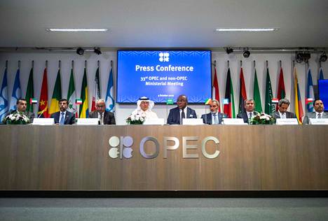 Öljyviejämaiden Opec-järjestön jäsenmaiden edustajia tiedotustilaisuudessa keskiviikkona. 