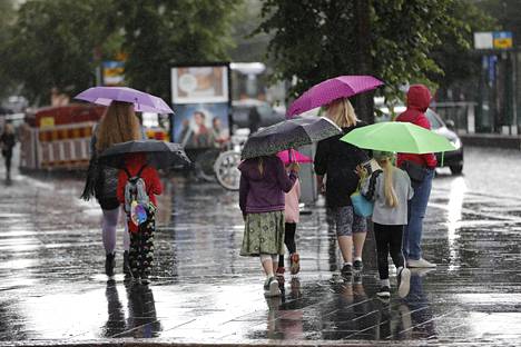 Helsinkiin odotetaan keskiviikkona voimakkaita sateita. Kuva heinäkuun alun sadejaksolta.
